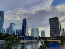 langit cerah dan hanya sedikit awan di cakrawala