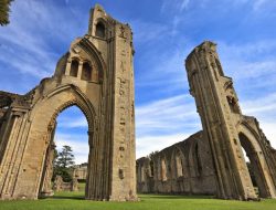 Biara Biara Runtuh, Kekuasaan Raja Tumbuh: Dampak Dissolution of the Monasteries