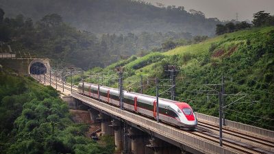 Whoosh Terpaksa Berhenti karena Layang-Layang