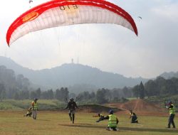 Aksi Nekat Wisatawan Korsel Terbangkan Paralayang di Gunung Bromo