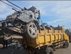 Petugas Evakuasi Mercy Ringsek di Reruntuhan Ponpes Al Khoziny