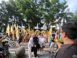 Warga Padati Jalan Asia Afrika Bandung