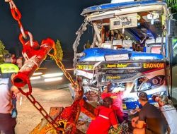 Bus Sugeng Rahayu Seruduk Truk Lalu Hantam Ruko di Bangjo Kemudo Prambanan