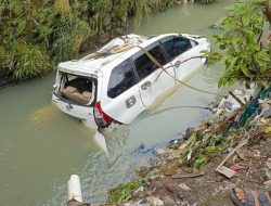 Hujan Deras Picu Bencana Hebat di Bandung: Rumah Ambruk, Angin Kencang Sapu Permukiman, Dua Mobil Hanyut