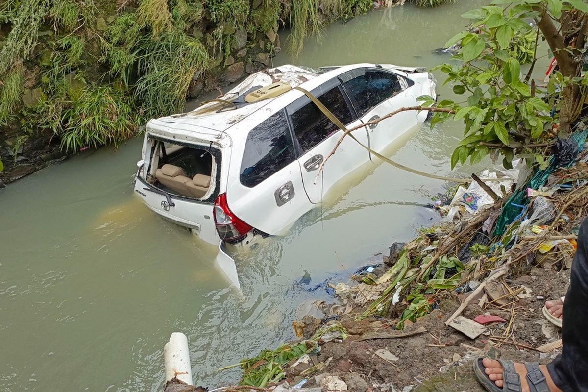 Hujan Deras Picu Bencana di Bandung: Rumah Ambruk, Angin Kencang Sapu Permukiman, Dua Mobil Hanyut