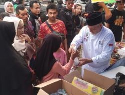 David Caileba Bagi Takjil di Bandung