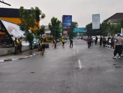 Hujan Angin Bandung Tumbangkan Tiga Reklame